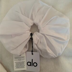 ALO Yoga Classic White Hair Accessory